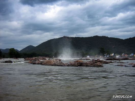 Beautiful Hogenakkal Falls, India