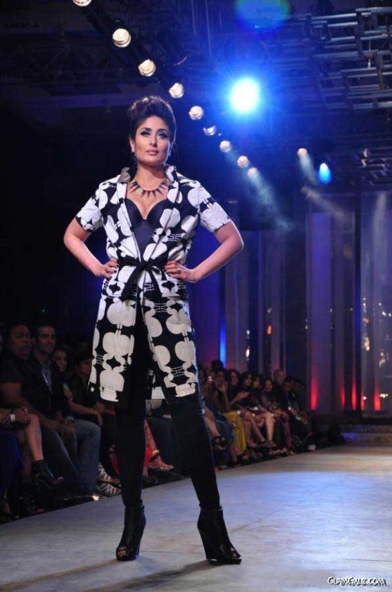 Kareena Kapoor Ramp Walk In Fashion Show